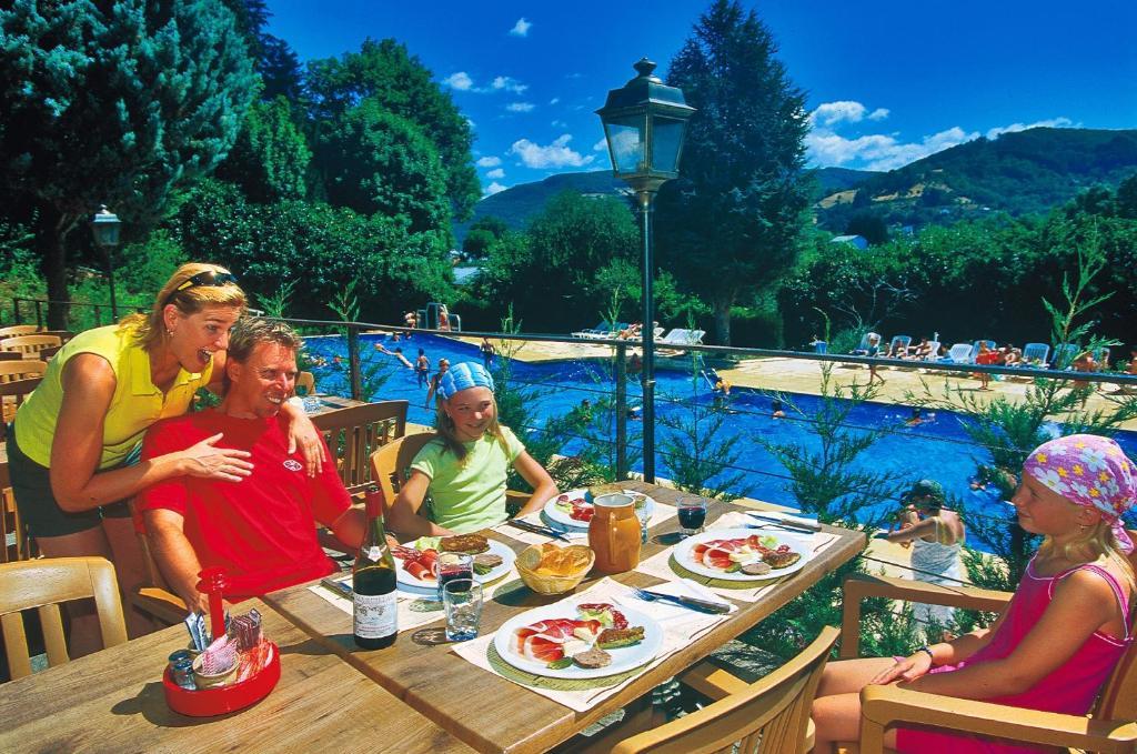 Camping Paradis Marmotel Saint-Geniez-dʼOlt Exteriér fotografie